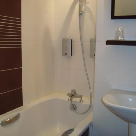 호텔 Logis Restaurant De La Croix D'or-avranches 3*